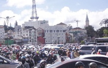 Đà Lạt "vỡ trận", chủ nhà nghỉ kêu cứu: Đừng lên nữa, hết sức chứa rồi!