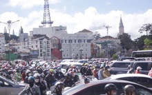 Đà Lạt "vỡ trận", chủ nhà nghỉ kêu cứu: Đừng lên nữa, hết sức chứa rồi!