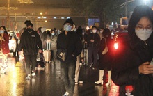 Dòng người tiếp tục đổ về Hà Nội từ mờ sáng sau kỳ nghỉ Tết