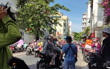 Bãi giữ xe tự phát “chặt chém” ngày Tết