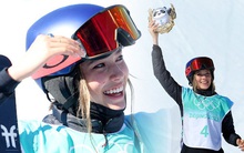 Cô mẫu của Victoria Secret giành HCV Olympic sau "cú bay" tuyệt vời, nhan sắc gây sốt khi bỏ khẩu trang ra nhận giải