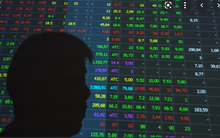 Hai "cỗ máy in tiền" của chứng khoán Việt đồng thuận rơi về vùng 75.000 đồng/cổ phiếu