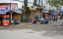 Hà Nội: Hơn trăm hố ga, hố kỹ thuật nhô khỏi mặt đường như "bẫy" ở đoạn phố chưa đầy 500m