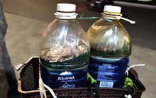 Ảnh: Đã đêm muộn, rất đông người dân vẫn xếp hàng dài, mang thêm bình nhựa để mua xăng trước kỳ tăng giá