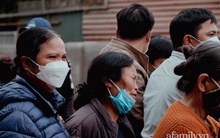 Đám tang bé gái bị nhân tình của mẹ bạo hành tử vong: Nhói lòng cảnh người đầu bạc tiễn kẻ đầu xanh