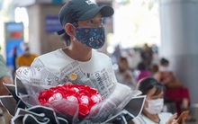 Vỡ òa cảm xúc tại sân bay Tân Sơn Nhất trong ngày đầu mở lại đường bay quốc tế