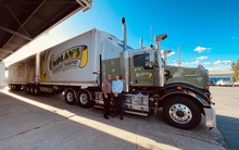 Con trai soái ca của tỷ phú Johnathan Hạnh Nguyễn bất ngờ lái xe tải hạng nặng trên phố Úc, tạm “thoát vai” doanh nhân nhưng nhìn vẫn “cuốn” thế này?!