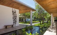 10 năm xây dựng biệt thự 5.000m2 ven biển của vợ chồng cựu nhân viên ngân hàng: Ao cá Koi đầy ắp quanh phòng, quang cảnh đáng giá hàng chục tỷ đồng nhưng gia chủ ít khi đến ở