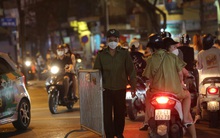 Phố đi bộ hồ Gươm tấp nập ngày đầu mở cửa trở lại