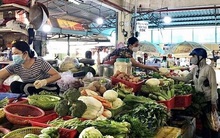 Giá xăng tăng, thực phẩm, rau xanh lũ lượt tăng giá theo