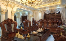 Đại gia Thanh Hóa mất 5 năm gom gỗ làm nhà, bước vào trong choáng nặng với bộ sưu tập đồ gỗ nguyên khối chạm khắc thủ công