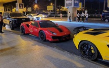 Vừa xuống sân bay, thành viên Gia Lai Team được đại gia Hoàng Kim Khánh lái một dàn siêu xe đến rước