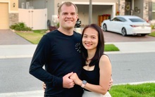 Cô gái Việt lấy chồng Tây, sang Mỹ làm nghề dắt chó đi dạo thuê, giờ tậu cơ ngơi 14 tỷ