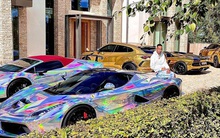 Bộ sưu tập xe khủng của tiền đạo vừa làm thủng lưới Real Madrid 2 lần: Lamborghini và Ferrari áp đảo, bóng lộn màu chrome