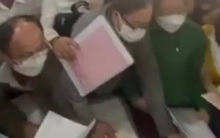 Họp khẩn liên quan việc người dân chen lấn đi làm giấy tờ đất từ 4 giờ sáng