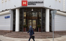 Chứng khoán Nga sắp mở cửa trở lại sau 1 tháng dừng hoạt động, nhà đầu tư nơm nớp lo sợ trước "bão biến động"