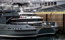 Bị người dân địa phương từ chối tiếp nhiên liệu, thủy thủ đoàn trên siêu du thuyền của tỷ phú người Nga rơi vào thảm cảnh, câu cá sống qua ngày