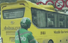 Hà Nội: Xe buýt phi thẳng lên cầu vượt Chùa Bộc - Thái Hà, mắc kẹt tại khung hạn chế gây ách tắc