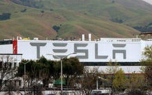 Đây là lý do tại sao bạn không thể bán lại một chiếc xe Tesla trong vòng một năm kể từ khi mua