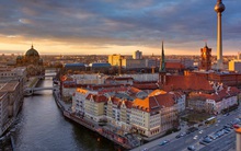 Đất nước khổ vì... nghỉ nhiều quá: Chí ít cũng phải 11h và đã hết giờ làm là cấm đụng vào công việc