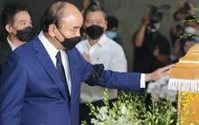 Hình ảnh Chủ tịch nước, lãnh đạo TP HCM viếng ông Lê Hòa Bình