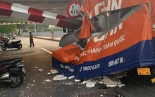 TP.HCM: Xe giao hàng nhanh đâm thanh giới hạn chiều cao, hiện trường khiến ai cũng hoảng hốt