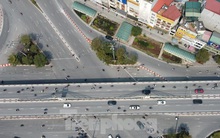 Không phải nghỉ lễ hay cuối tuần nhưng đường phố Hà Nội vắng vẻ lạ thường