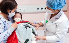 Liên tiếp vụ trẻ bị bỏng nặng do xông hơi phòng Covid-19, BS cảnh báo: “Xông mũi họng cho trẻ lợi đâu không thấy, hậu quả thì nhiều!”