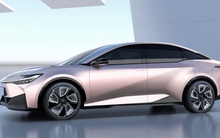 Xe điện thứ 2 từ Toyota lộ mặt: Kích thước tương đương Toyota Camry, màn hình giải trí khổng lồ