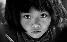 Cô bé có đôi mắt sáng bên bàn học trong bức ảnh gây bão hơn 30 năm trước giờ quá khác, giữ một vị trí nhiều người nể phục