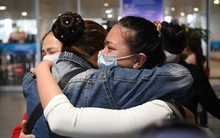 Xúc động cảnh người Việt ở Ukraine gặp thân nhân khi về nước