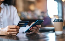 Khách hàng than trời vì lỗi giao dịch chuyển tiền, không liên lạc được với tổng đài viên