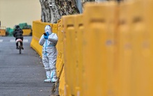 Những chiếc xe tang lặng lẽ trong đêm hé lộ thực trạng chưa được biết tới trong đại dịch Covid-19 ở Thượng Hải