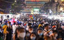 Ảnh: "Biển người" ken đặc ở chợ đêm Đà Lạt trong tối đầu tiên của kỳ nghỉ lễ 10/3, một số nơi không còn chỗ gửi xe