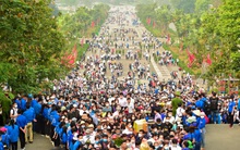 Đền thờ Vua Hùng đông chưa từng có trong 2 năm qua-1000 cảnh sát, sinh viên được huy động