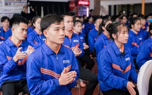 Xếp hàng 'đặc kín' làm thủ tục xuất cảnh