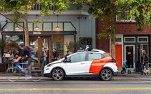 Chuyện hy hữu: Cảnh sát 'tóm gọn' một chiếc xe tự lái 'quên' bật đèn pha nhưng ngẩn người vì không biết xử lý thế nào