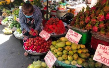 Trái cây vào hè giá rẻ bèo vẫn... ế