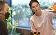 Ái nữ nổi cáu khi nhân viên làm sai ý trong bữa tiệc giá trăm triệu, nói gì mà dân mạng nghe xong lại vỗ tay khen?