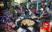 Quán bánh khọt nổi tiếng Vũng Tàu có 30 nhân viên, khách nườm nượp suốt 30 năm