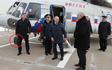Chiếc cặp bí ẩn xách theo ông Putin khiến phương Tây không ngừng đồn đoán về điều đáng sợ