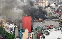 Hà Nội: Cháy lớn trên phố Đê La Thành, cột khói đen bốc cao cuồn cuộn