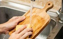 4 bước vệ sinh thớt sạch sẽ để tránh ngộ độc