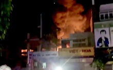 Sinh viên tháo chạy khi cháy nhà xưởng cạnh ký túc xá Đại học Sư phạm TP.HCM