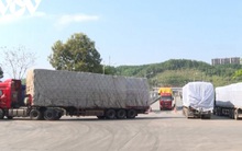 Hàng hóa thông quan “nhỏ giọt” qua Lào Cai