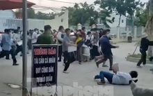 ‘Choáng’ cảnh người dân xô đẩy nhau như 'ong vỡ tổ' để làm sổ đỏ
