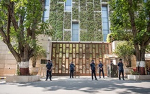 Giàu gấp 4 lần đế chế Samsung, gia tộc này cất gì trong tư dinh đắt nhất thế giới: 3 sân bay, 600 người làm và 6 tầng lầu chỉ để cho siêu xe