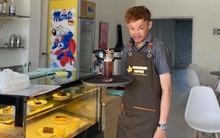 Bé trai 6 tháng rơi vào bếp lửa, tuổi thơ cô độc và bước ngoặt không ngờ cách đây 6 năm