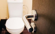 Ai cũng tưởng virus này lây nhiễm qua bồn cầu, bể bơi: Dân công sở sợ đến mức không dám đi vệ sinh suốt 8 tiếng làm việc