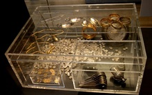 Loay hoay tìm búa phá nhà, 2 nông dân "lặng người" vì thấy kho báu vàng: Nhận thưởng 50 tỷ đồng